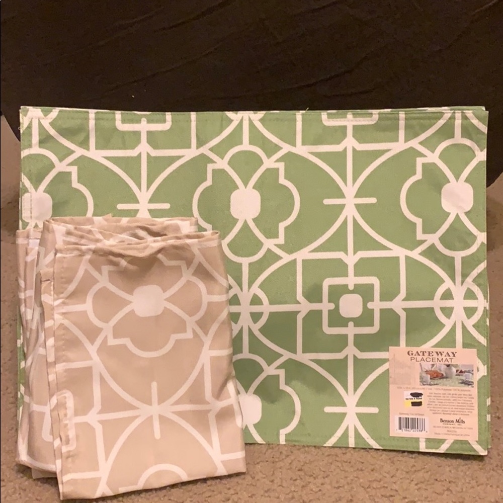 Set of four placemats and four cloth napkins